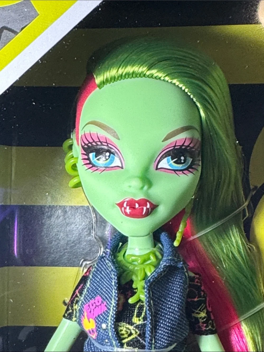 monster high Venus McFlytrap Doll in Neon Green and Hot Pink Accents